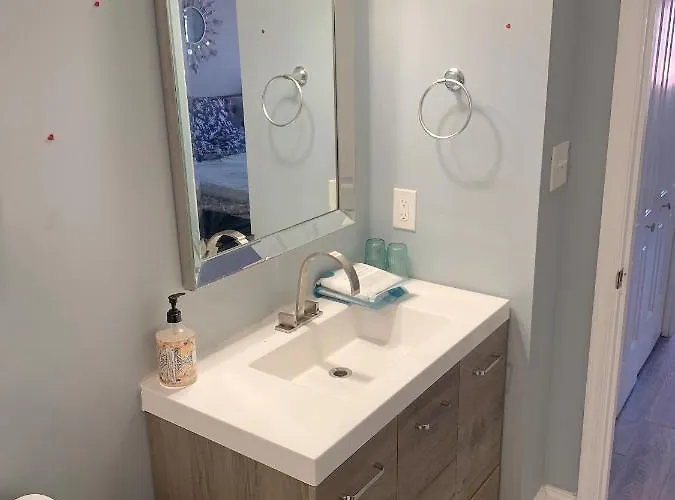 Beautiful Master Bedroom With Private Bathroom